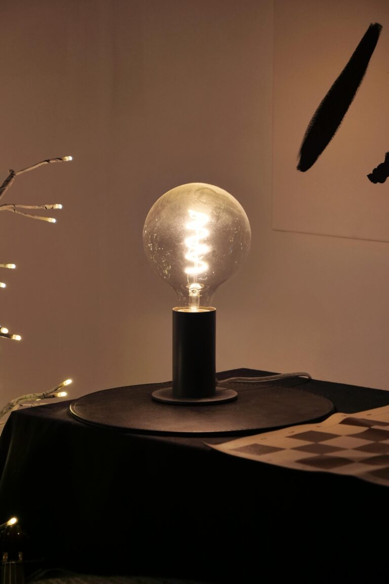 Aranżacja wnętrz Katowice – nowoczesna lampa w salonie