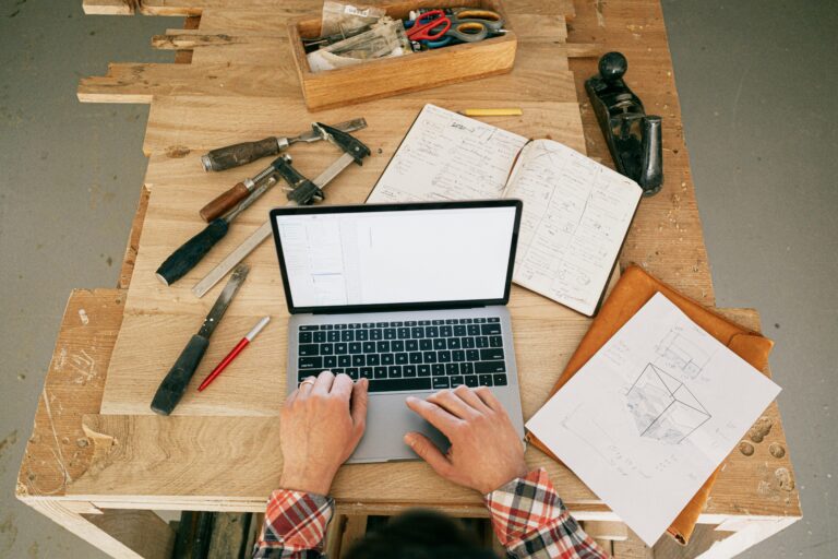 Projektowanie wnętrz Katowice – praca nad projektem na laptopie